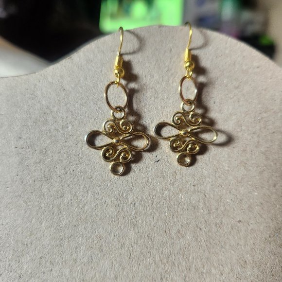 Small Gold Tone Hook Intriacte Design Earrings NWT Style Tony Alexander Jewelry - Picture 2 of 2